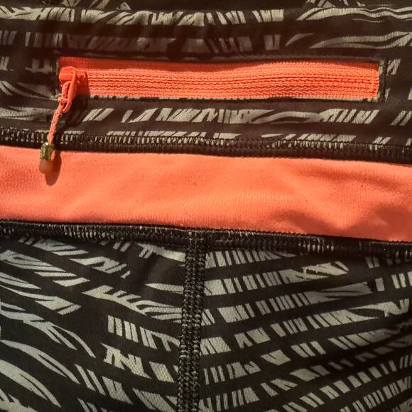 Lululemon Run Inspire Crop II, Full On Luxtreme, Black Grapefruit, Size 6 - Picture 7 of 10